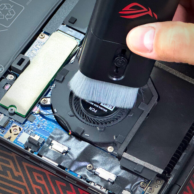 Serviciu specializat de curățare contacte laptop