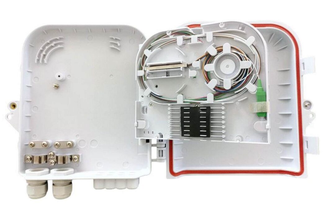 Cutie jonctiuni optice FTTH, montaj perete/stalp, 8 adaptori SC/APC, Braun Group FDB-208A-PLC 1 Cutie jonctiuni optice FTTH, montaj perete/stalp, 8 adaptori SC/APC, Braun Group FDB-208A-PLC