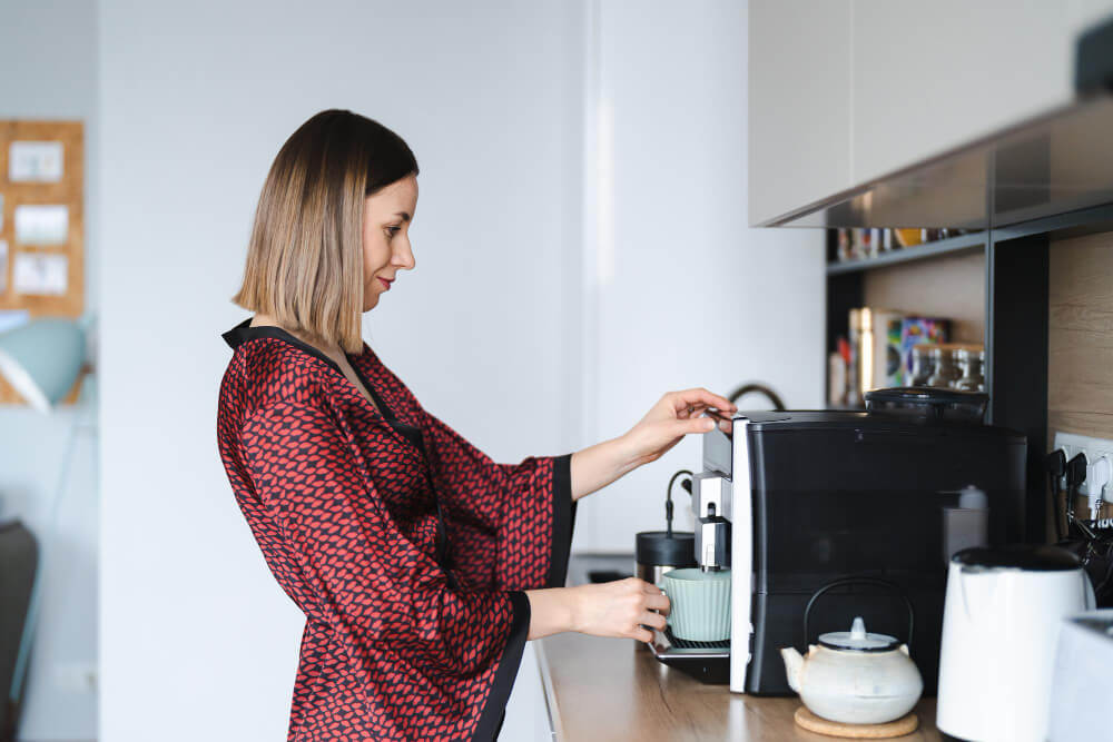 Espressor cafea automat sau manual? Cum alegi aparatul pentru cea mai buna cafea
